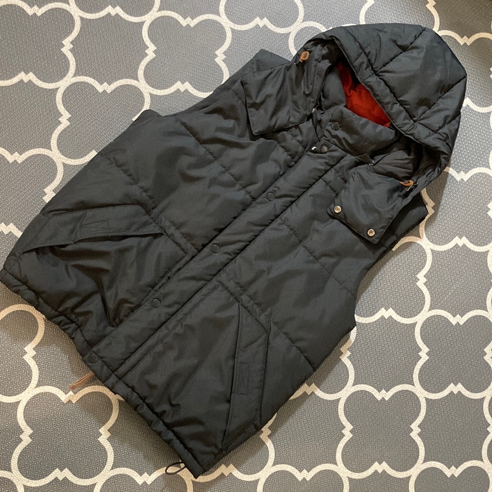 Like new. Men’s hooded puffer vest